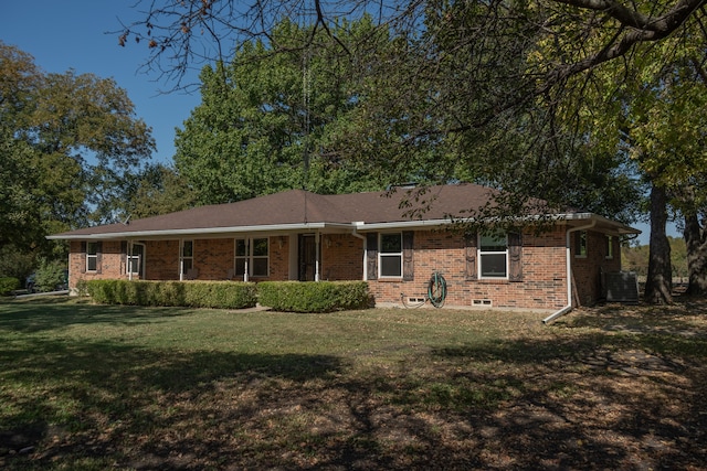 view of front of property featuring cooling unit and a front yard