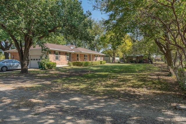 view of front facade featuring a garage and a front lawn