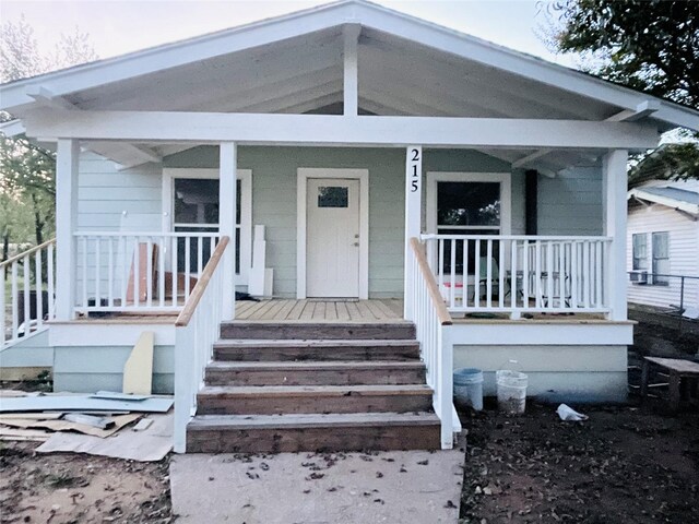 property entrance featuring a porch