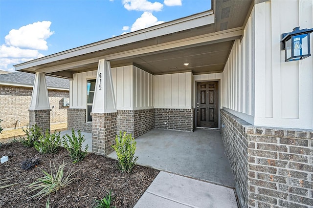 doorway to property featuring a porch