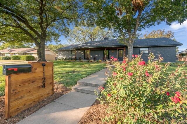 view of front of property featuring a front lawn