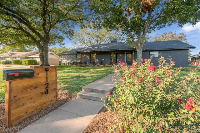 view of front of property featuring a front lawn