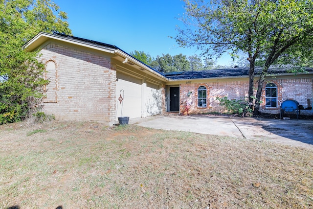 view of front facade with a garage and a front yard