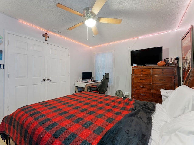 bedroom featuring ceiling fan, a closet, and a textured ceiling