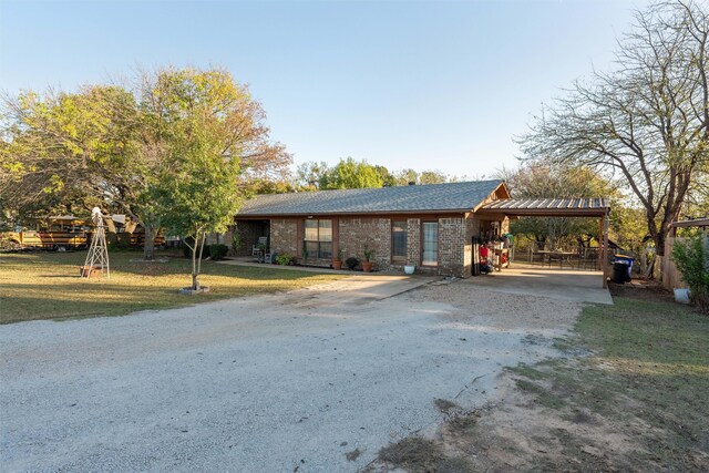 view of front of house featuring a carport and a front lawn