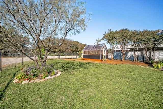 view of yard with an outdoor structure