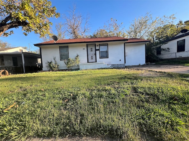 view of front of property featuring a front yard