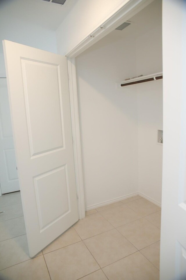 empty room featuring light tile patterned flooring