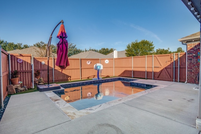 view of swimming pool