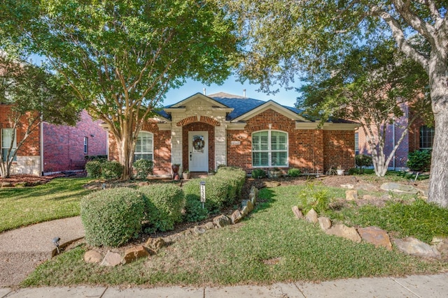 single story home with a front lawn