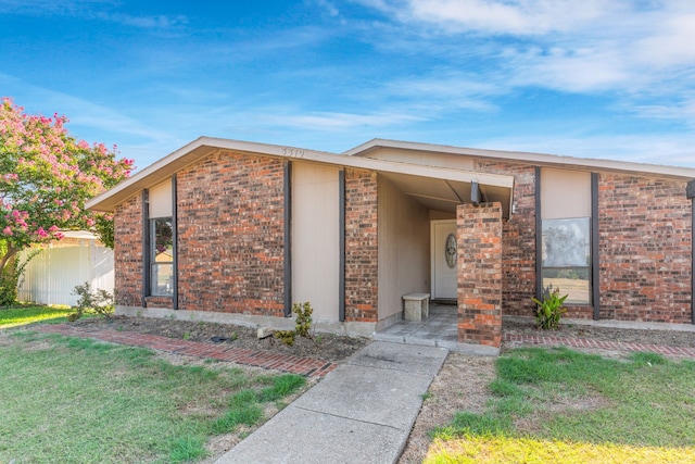 view of front facade with a front yard