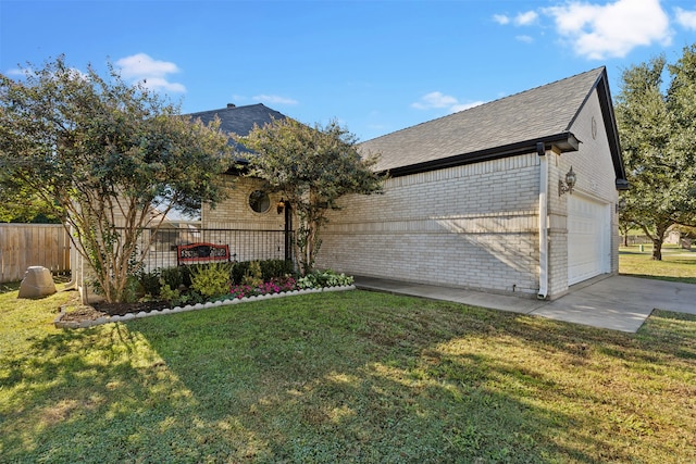 view of front facade featuring a garage and a front yard