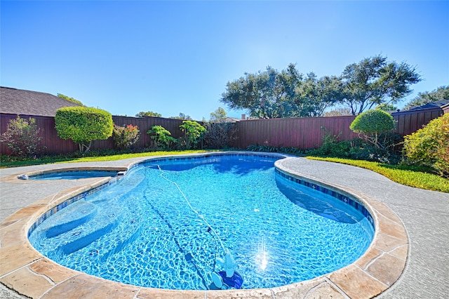 view of swimming pool