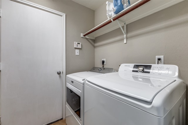 washroom featuring washing machine and clothes dryer