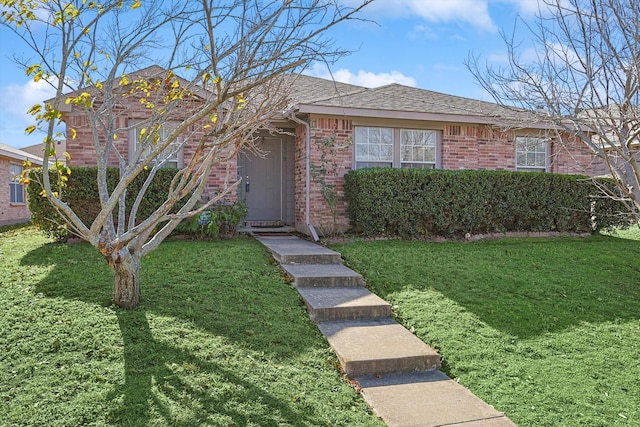 view of front of house featuring a front lawn