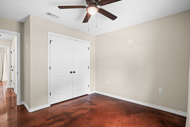 unfurnished bedroom featuring ceiling fan and a closet