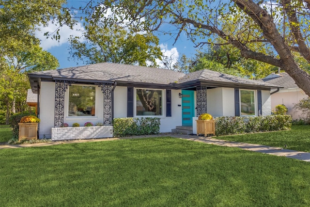 view of front of house featuring a front yard