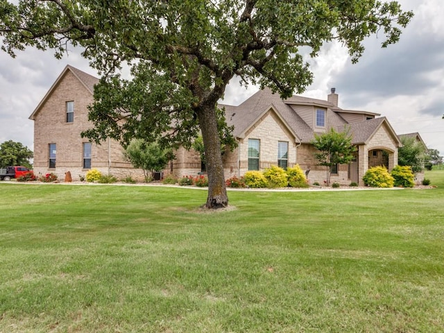 view of front of property featuring a front yard