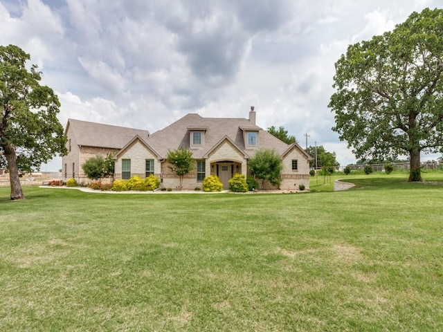 view of front of property featuring a front lawn