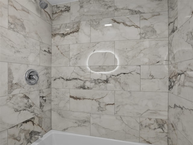 bathroom with tiled shower / bath combo