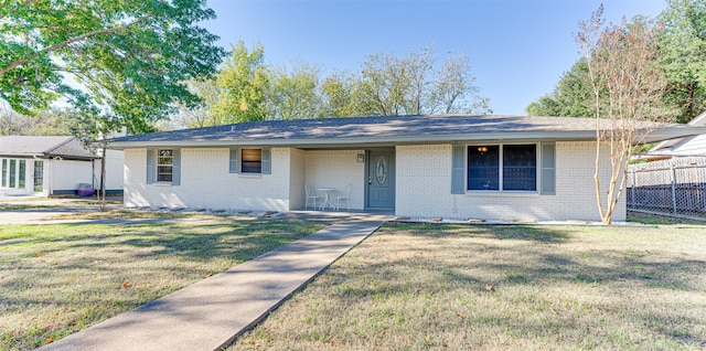 ranch-style home featuring a front lawn