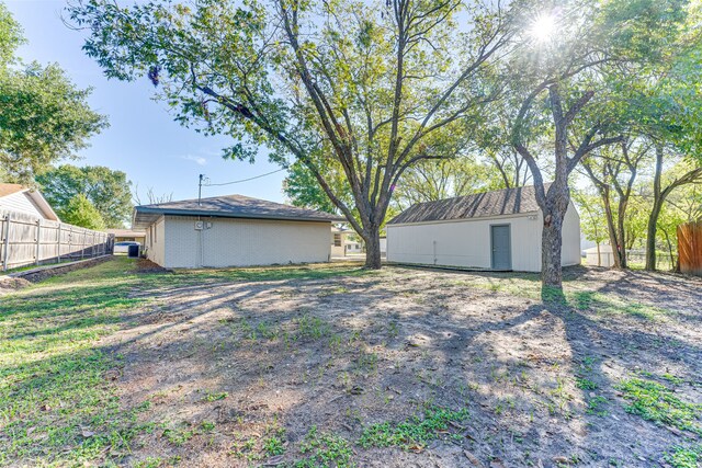 view of yard with an outbuilding