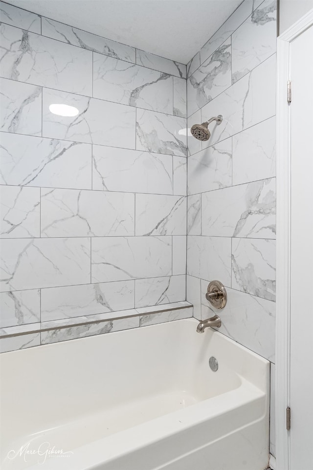 bathroom with tiled shower / bath