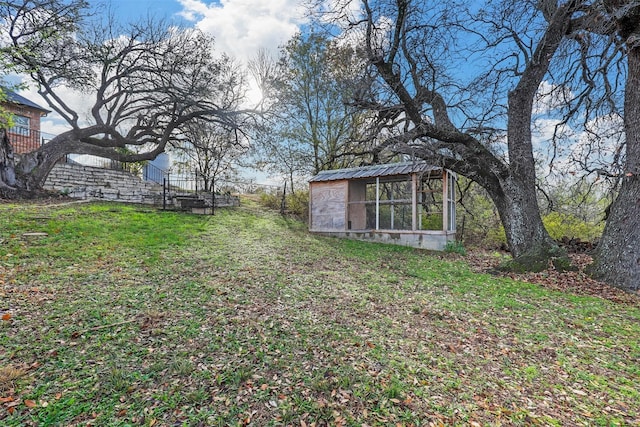 view of yard featuring an outdoor structure