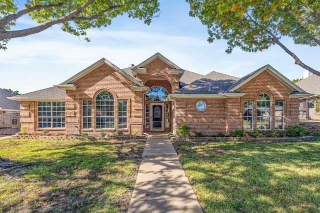 view of front of property featuring a front yard