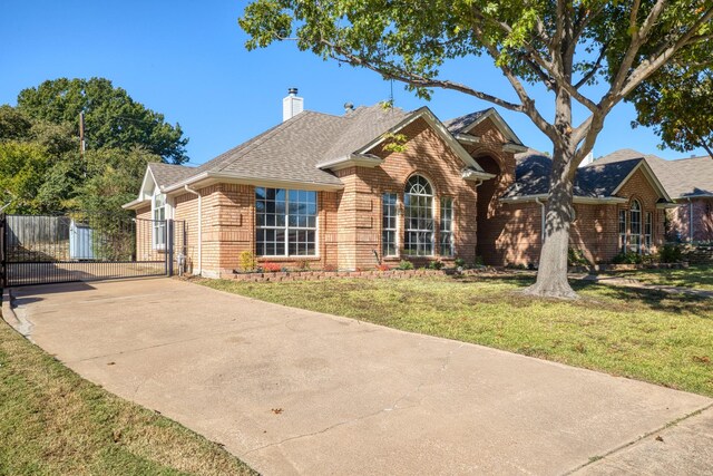 view of front facade with a front lawn