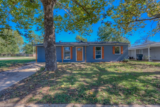 ranch-style home featuring a front lawn