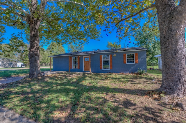 ranch-style home with a front yard