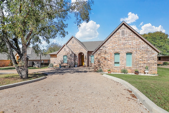 view of front of property featuring a front lawn