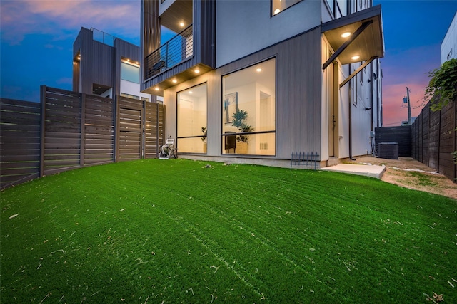 view of yard at dusk