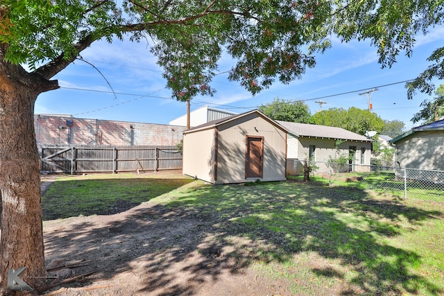 view of yard featuring a storage unit