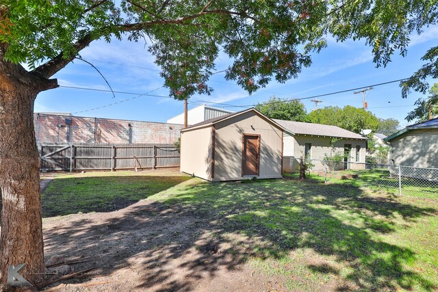 view of yard featuring a storage unit