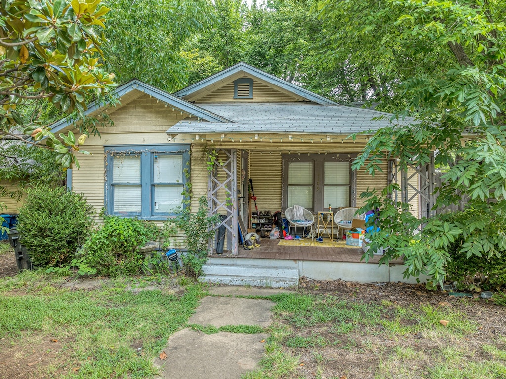 bungalow featuring covered porch