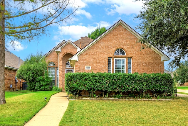 front of property featuring a front lawn