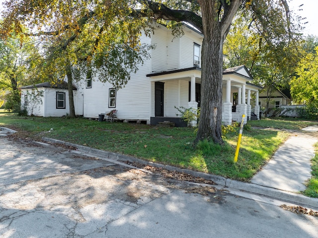 view of front of property featuring a porch and a front lawn