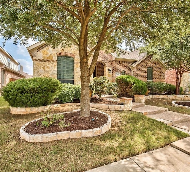 view of front of property featuring a front lawn