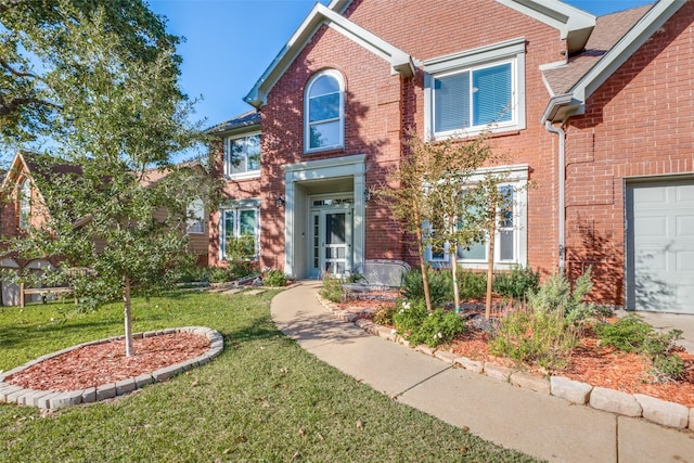 view of front facade featuring a front lawn