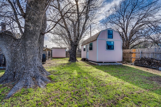 view of yard featuring a shed