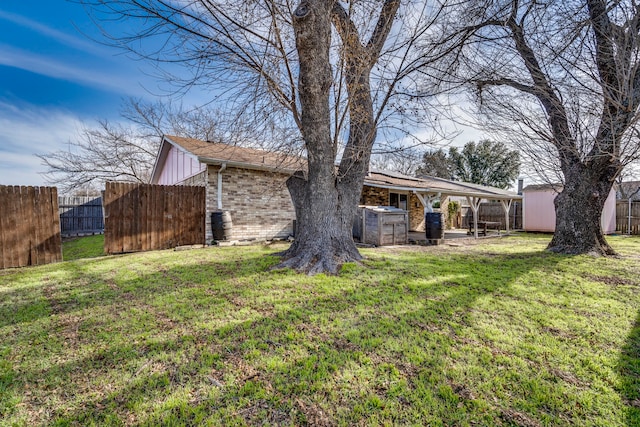 view of yard featuring a shed