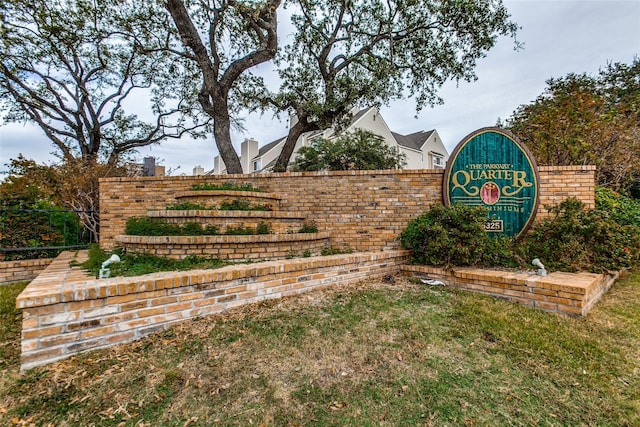 community sign with a lawn