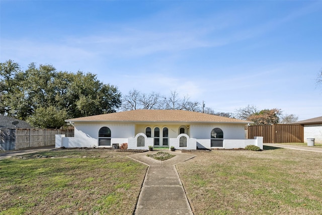 view of front of property featuring a front lawn