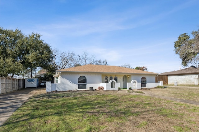 ranch-style home with a front yard