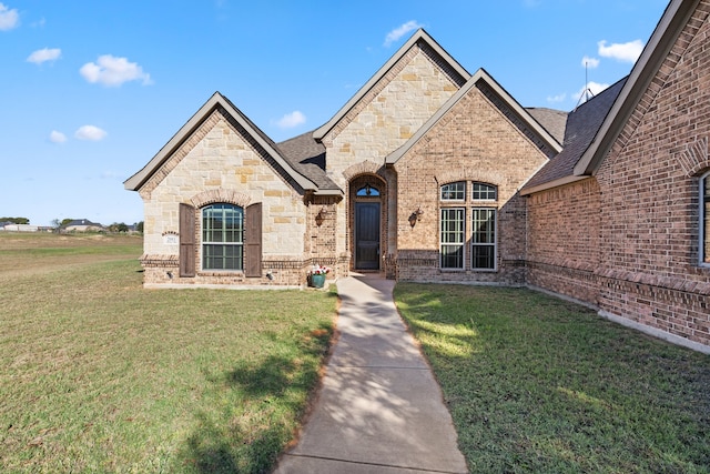 view of front of home featuring a front lawn