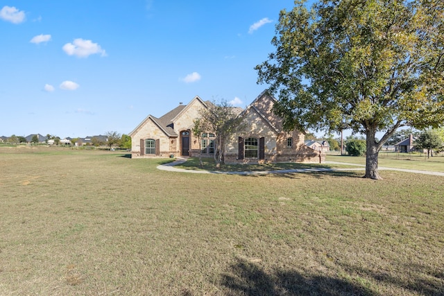 view of front of property featuring a front yard