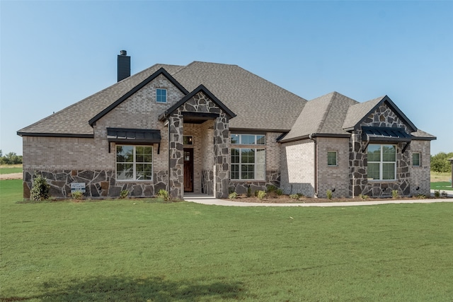 view of front of home featuring a front yard