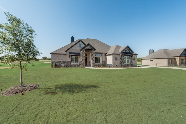 view of front of home featuring a front lawn